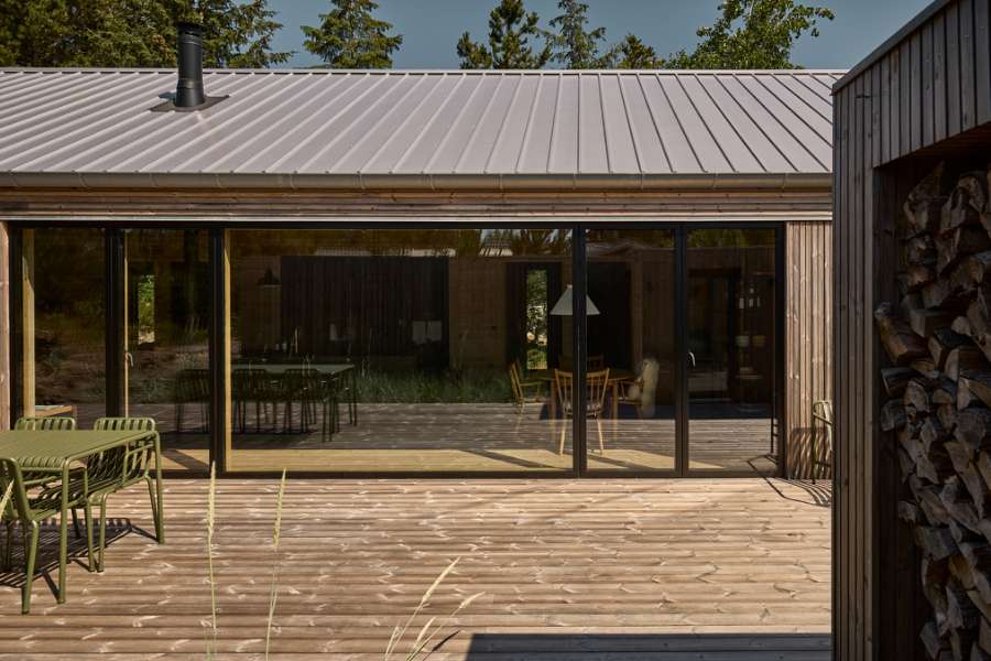 Pfannenblechen auf dem Dach schaffen die Grundlage für gemütliche Sommerhausstimmung, Torndrupskovvej 3, 9370 Hals, Dänemark